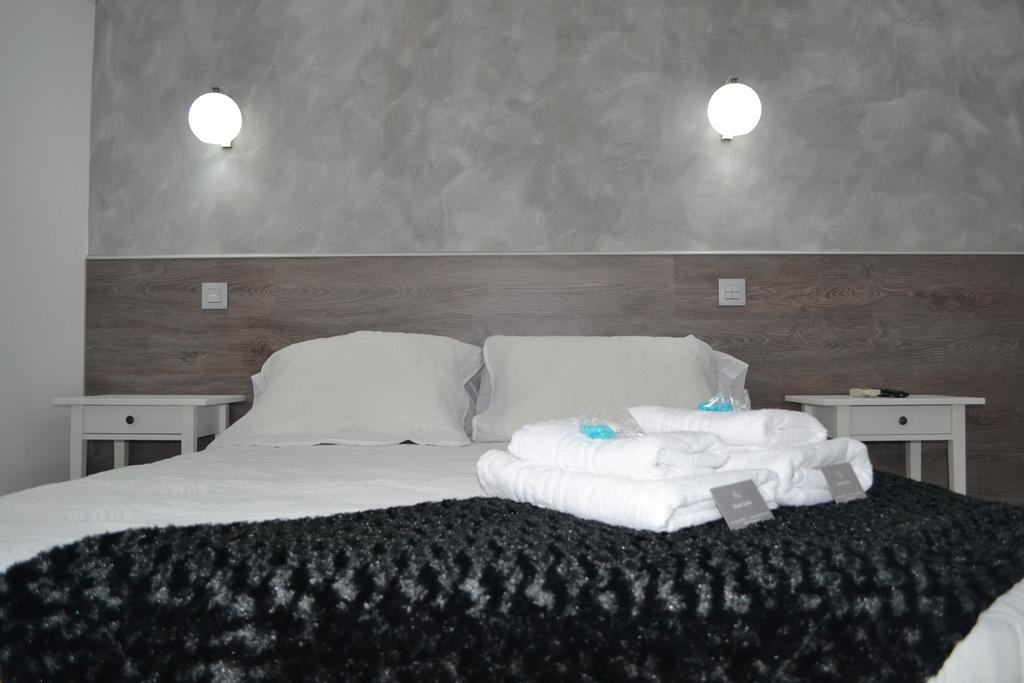 Hostal Meyra Madrid Exterior photo