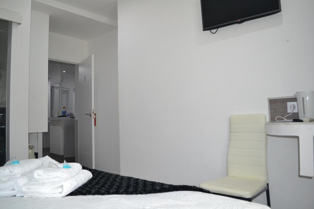 Hostal Meyra Madrid Exterior photo