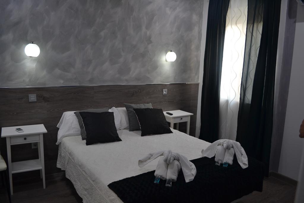 Hostal Meyra Madrid Exterior photo
