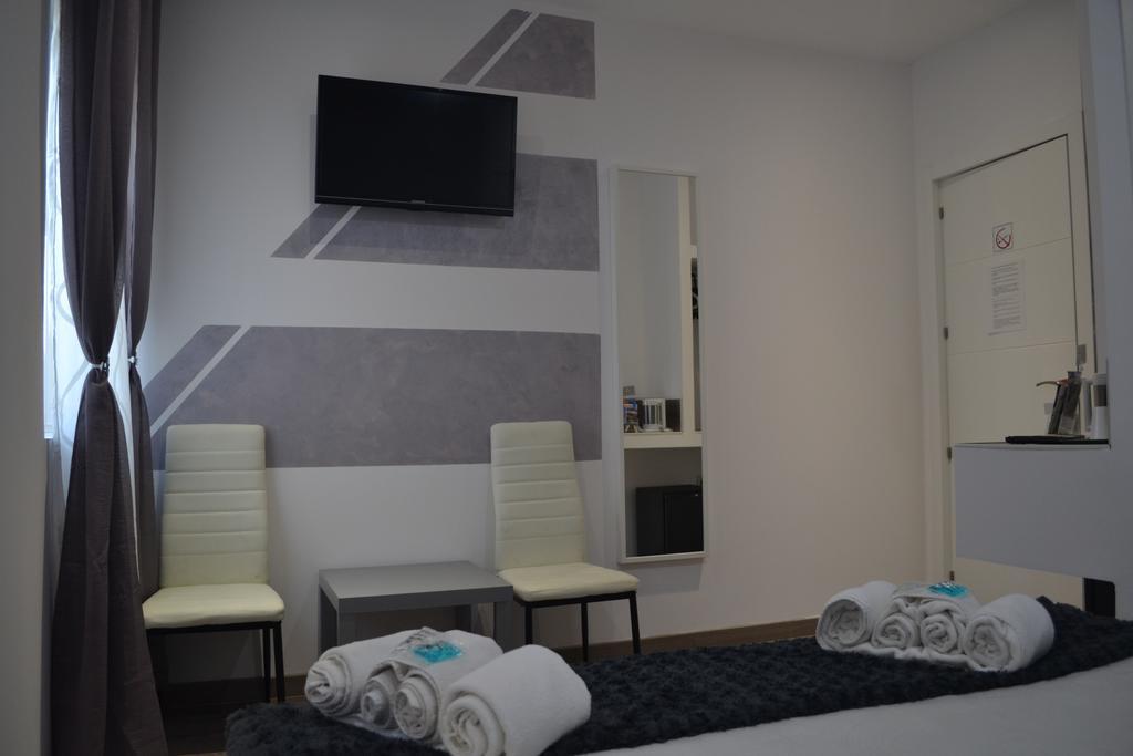 Hostal Meyra Madrid Exterior photo