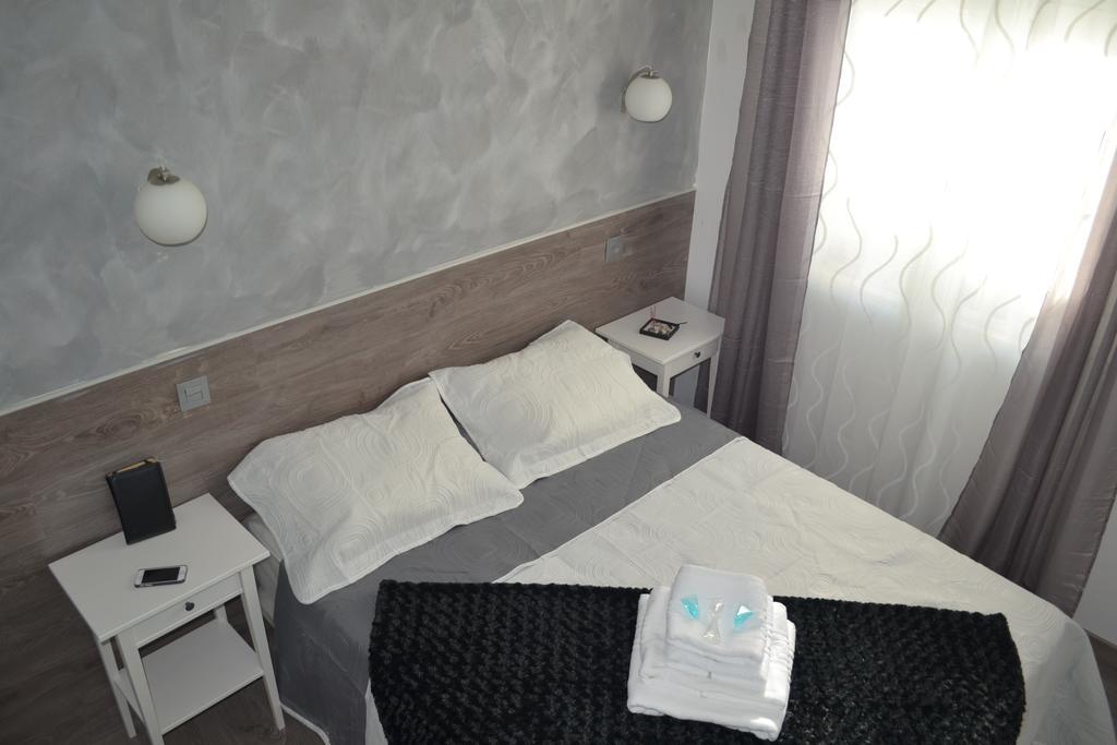 Hostal Meyra Madrid Exterior photo