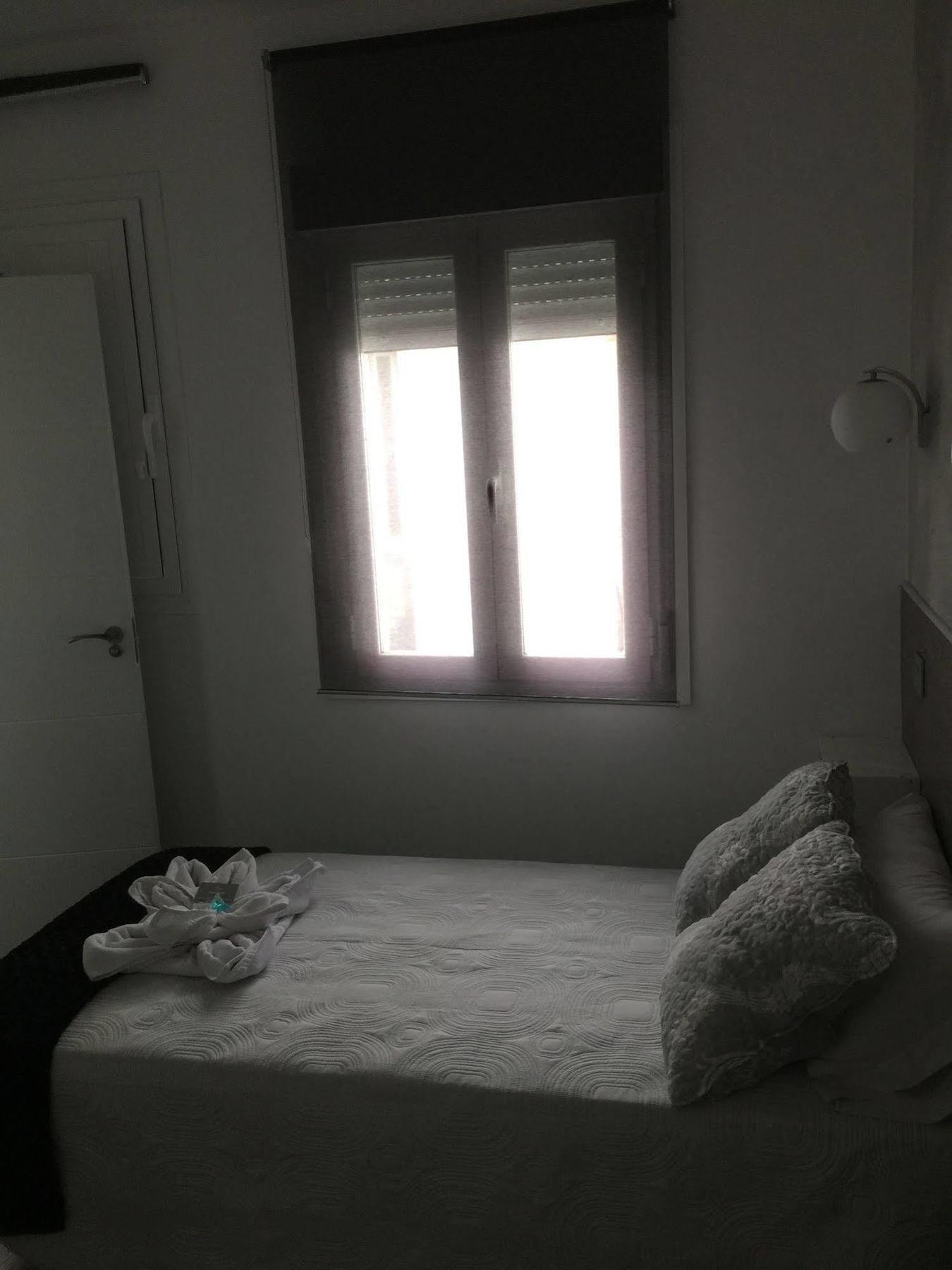 Hostal Meyra Madrid Exterior photo