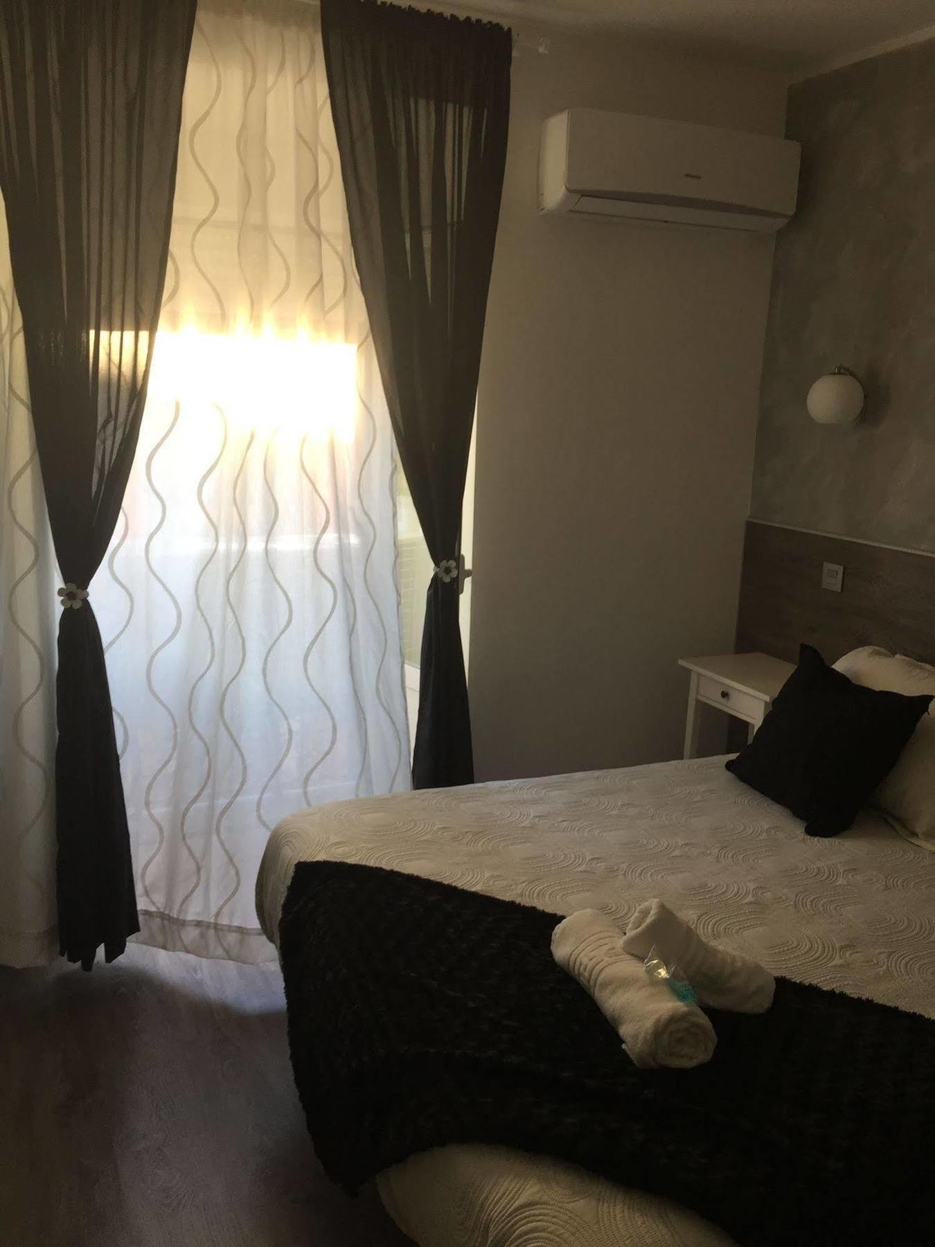 Hostal Meyra Madrid Exterior photo