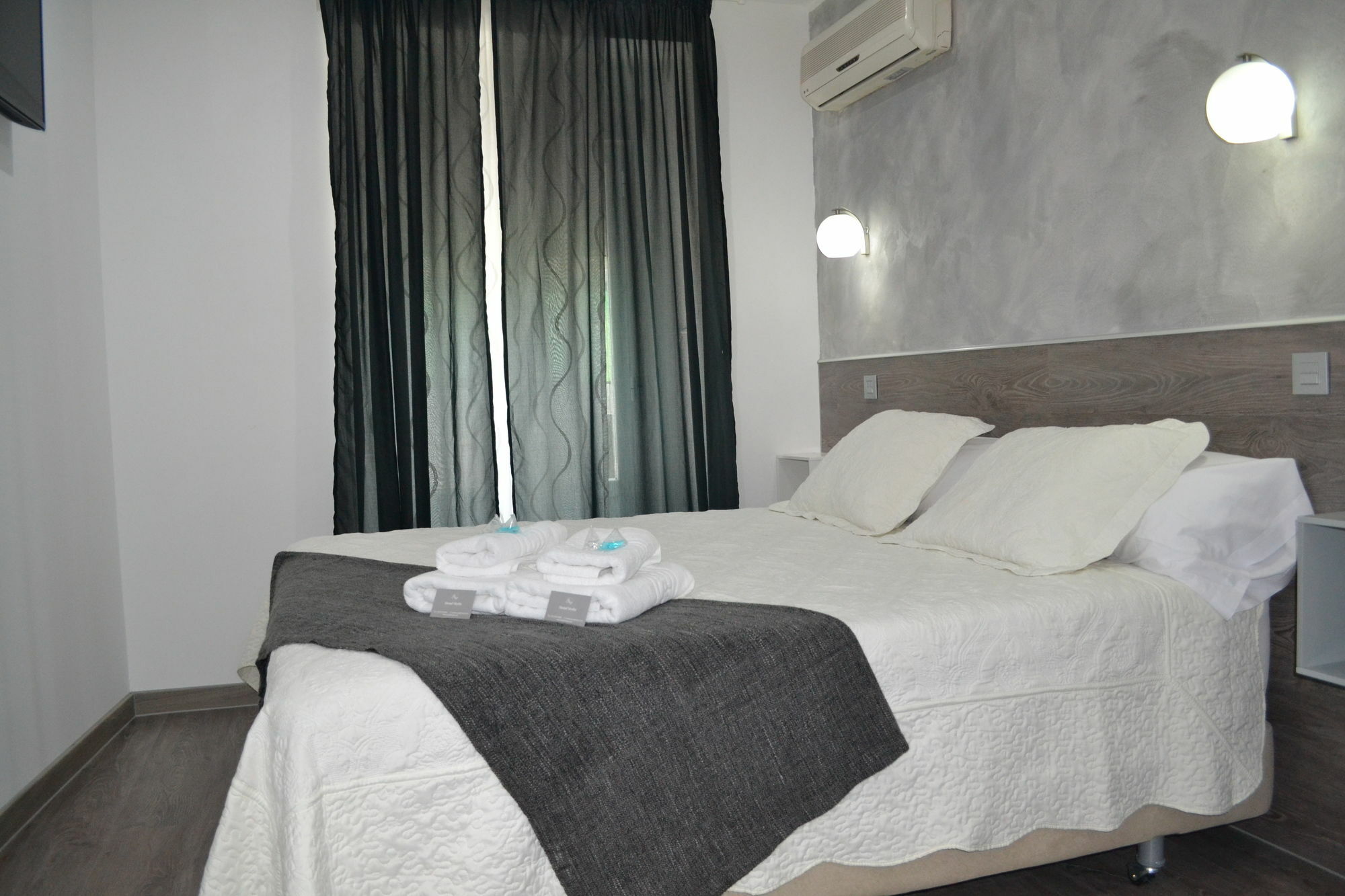 Hostal Meyra Madrid Exterior photo