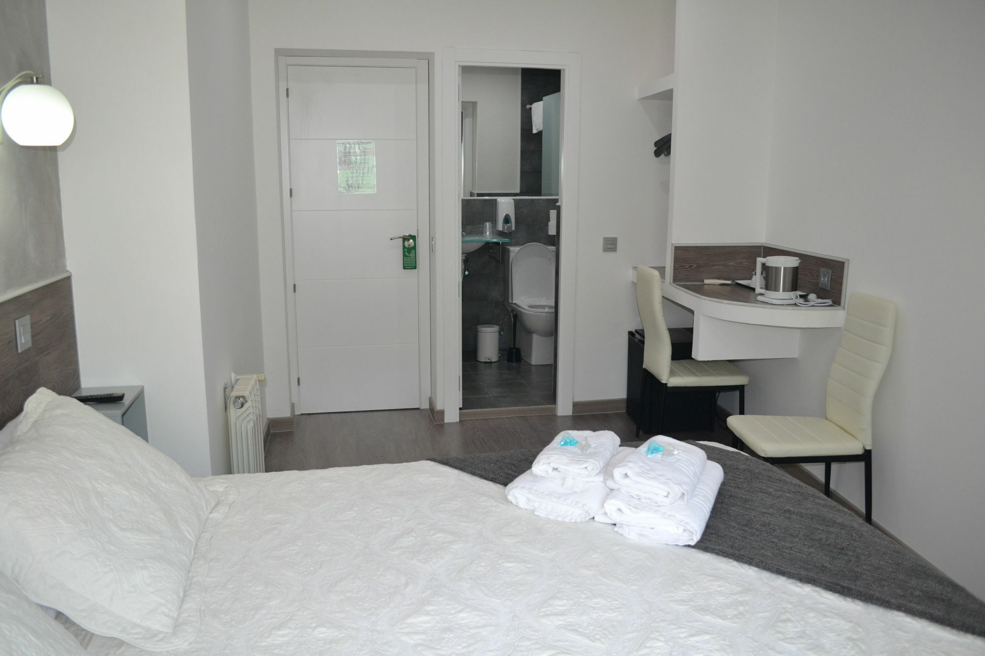 Hostal Meyra Madrid Exterior photo