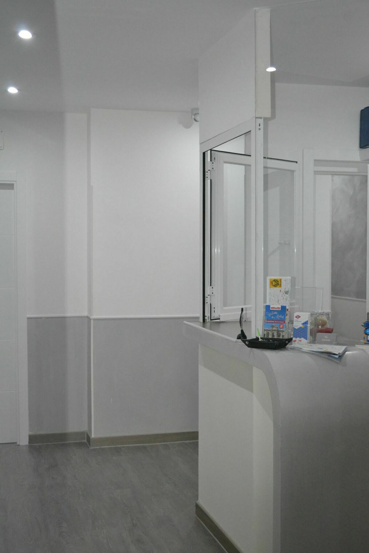 Hostal Meyra Madrid Exterior photo