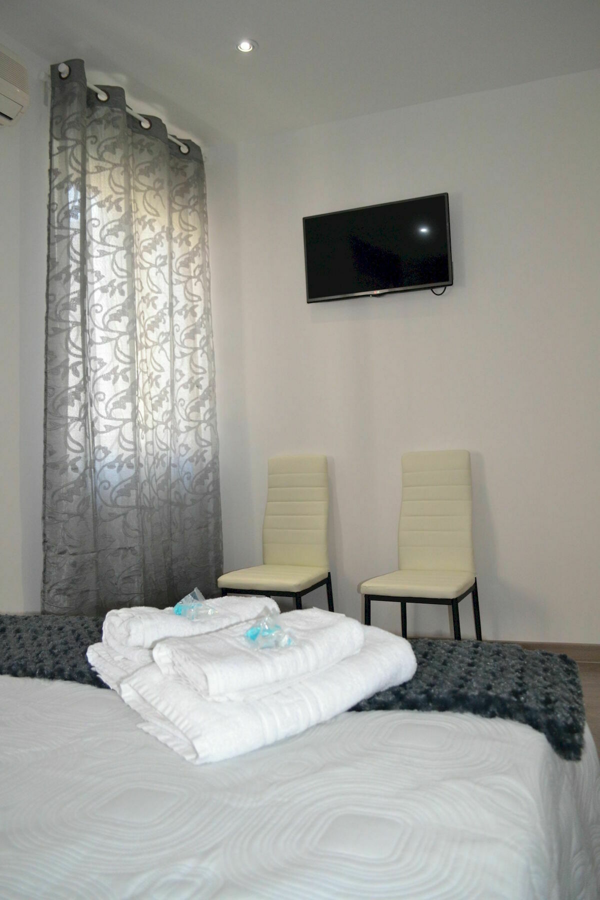 Hostal Meyra Madrid Exterior photo