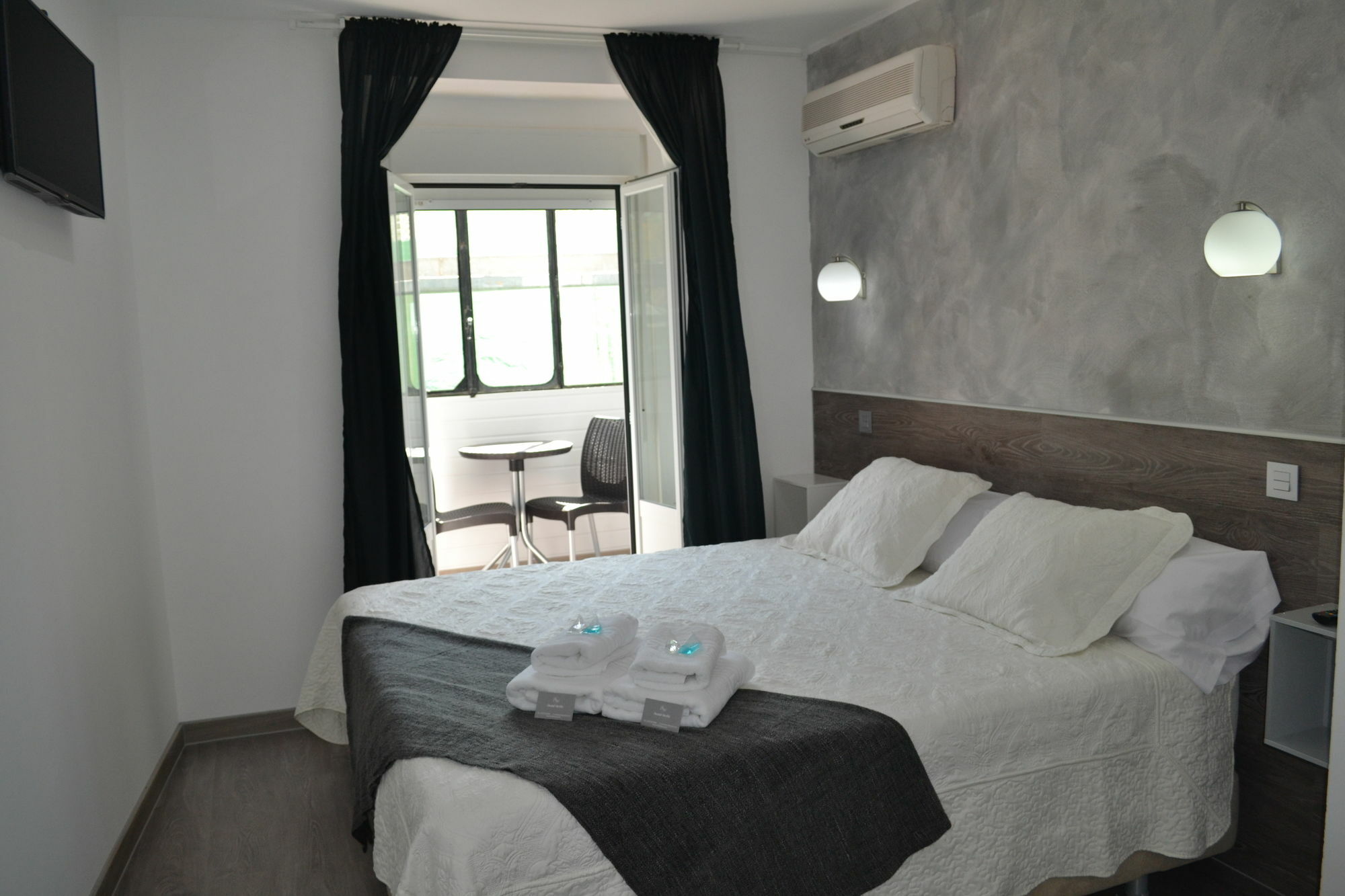 Hostal Meyra Madrid Exterior photo