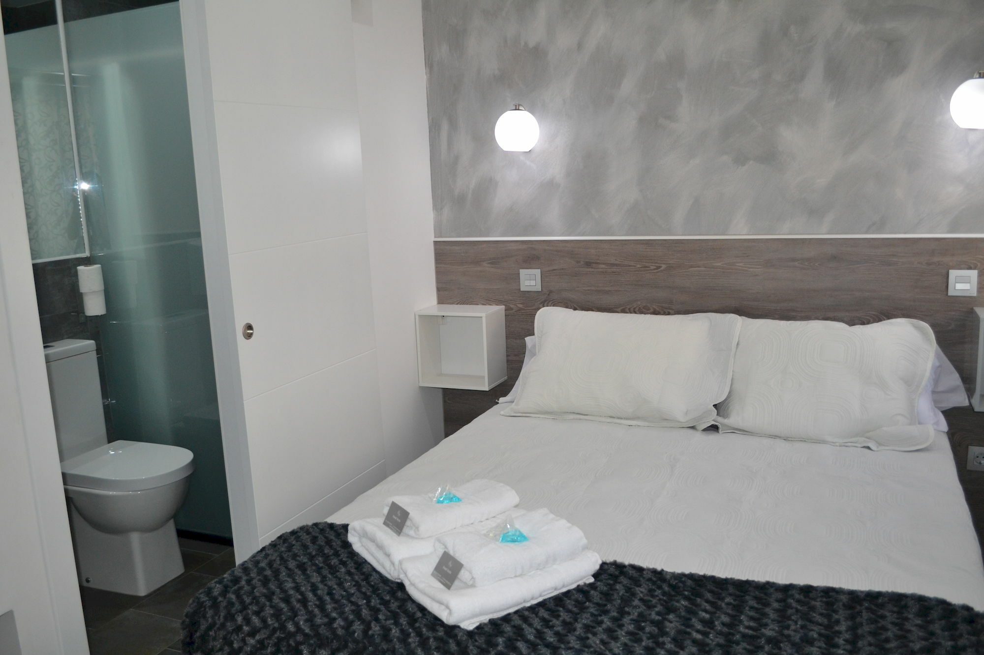 Hostal Meyra Madrid Exterior photo